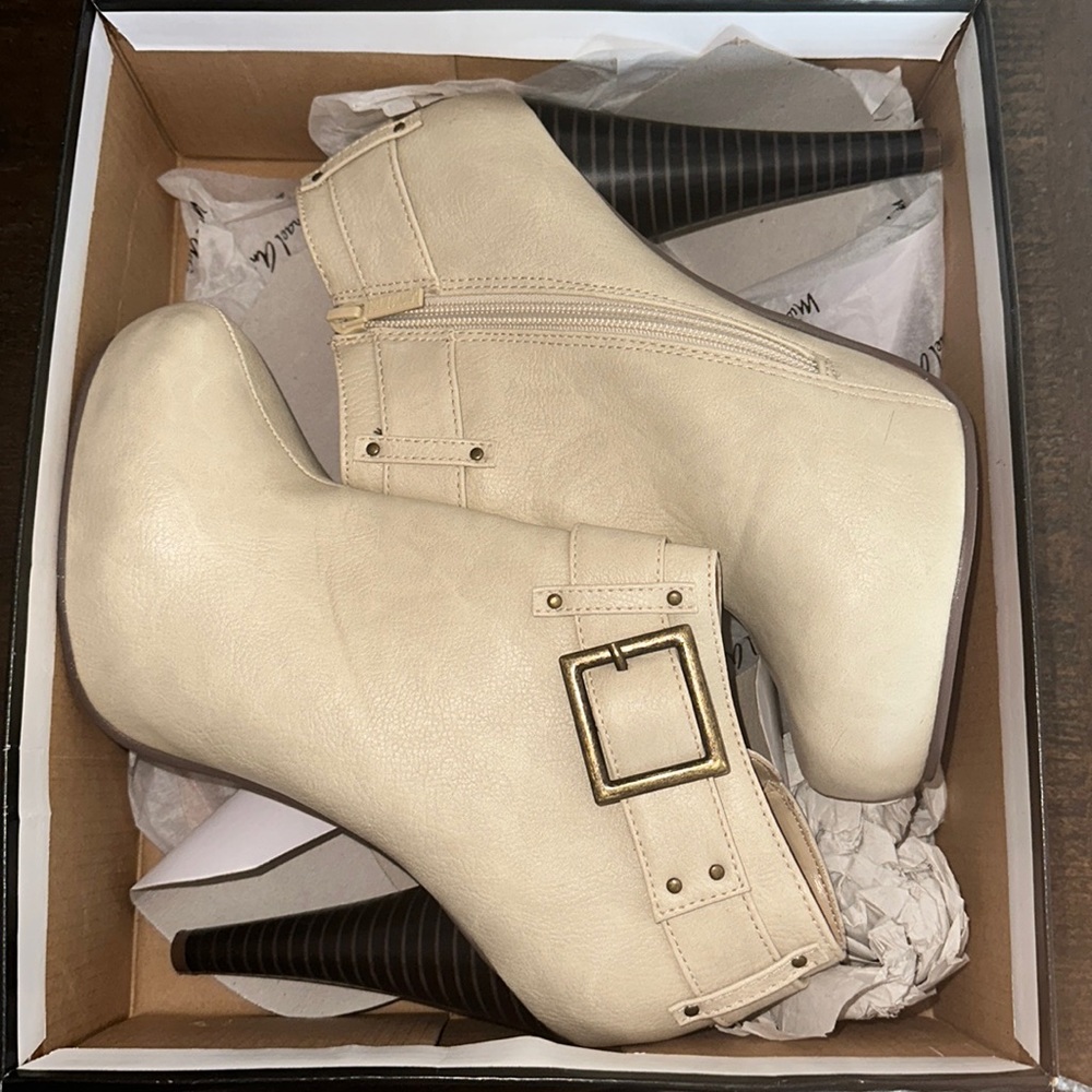 Michael Antonio McMahon Women's Faux Leather Boots Natural Sz9 NWB